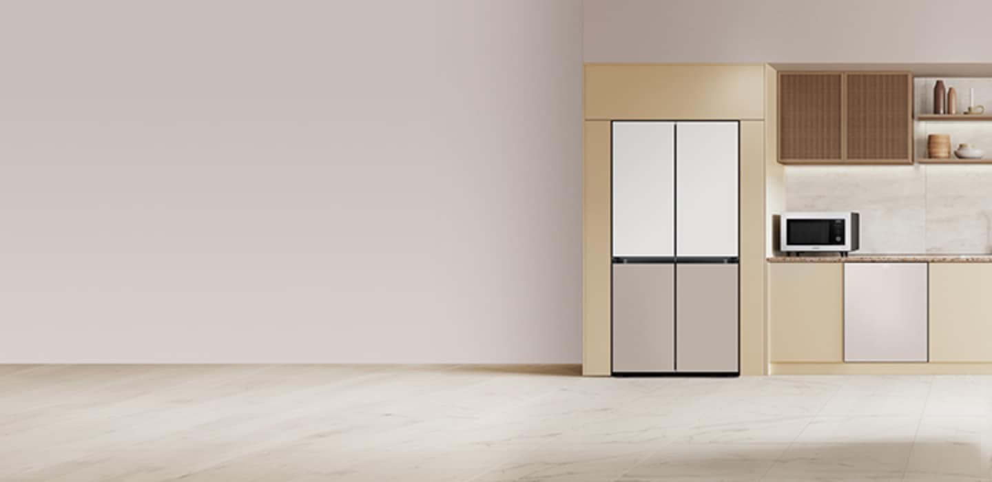 베이지색 대리석 바닥과 벽에 우드톤의 맞춤장과 키친핏 냉장고, 싱크장 안에 빌트인 식기세척기 신제품과 전자레인지 화이트 컬러가 놓여 있고, 라탄 재질의 장과 우드 벽선반에 나무로된 오브제와 도자기와 환풍기가 있는 