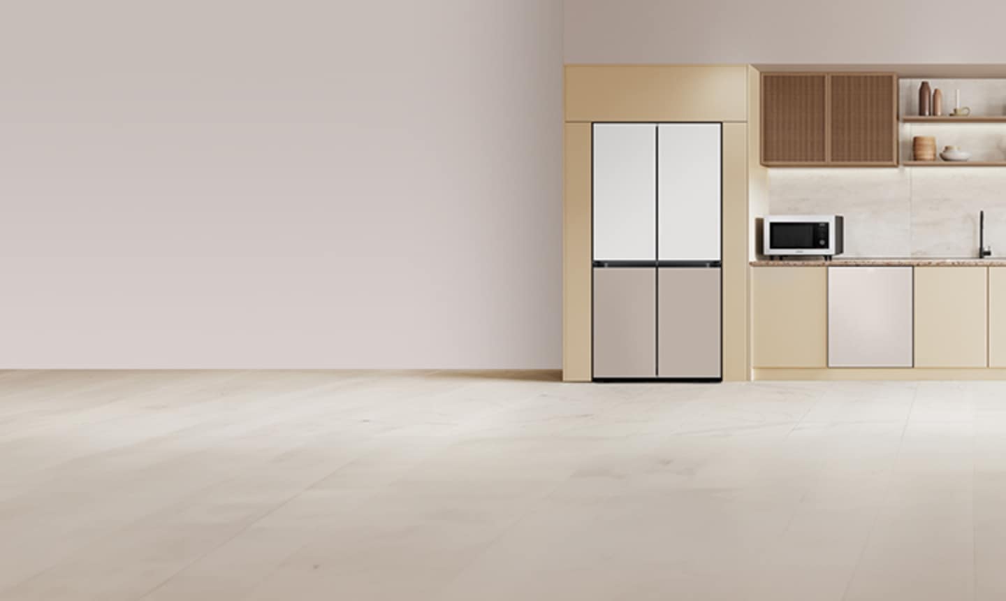 베이지색 대리석 바닥과 벽에 우드톤의 맞춤장과 키친핏 냉장고, 싱크장 안에 빌트인 식기세척기 신제품과 전자레인지 화이트 컬러가 놓여 있고, 라탄 재질의 장과 우드 벽선반에 나무로된 오브제와 도자기와 환풍기가 있는