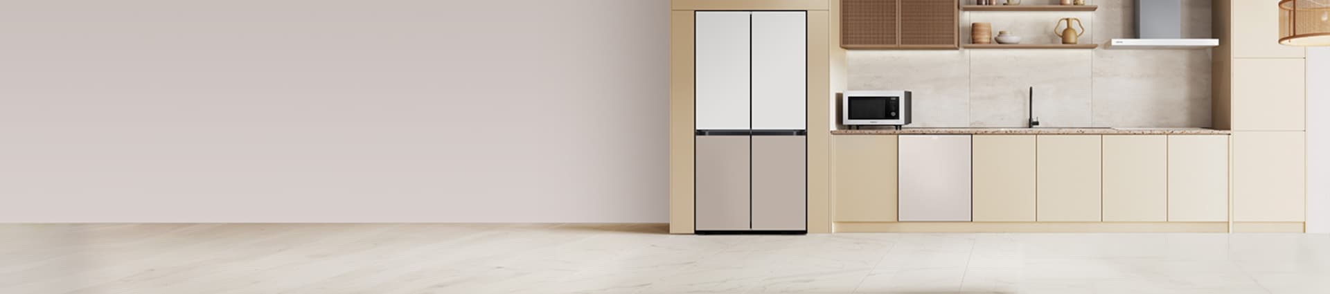 베이지색 대리석 바닥과 벽에 우드톤의 맞춤장과 키친핏 냉장고, 싱크장 안에 빌트인 식기세척기 신제품과 전자레인지 화이트 컬러가 놓여 있고, 라탄 재질의 장과 우드 벽선반에 나무로된 오브제와 도자기와 환풍기가 있는