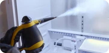 기기 내부를 스팀청소 하고 있는