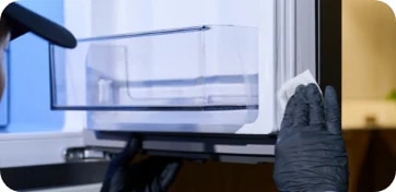 냉장고 도어를 청소하고 있는