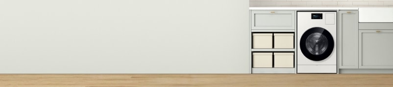 흰 벽 앞에 Bespoke AI 콤보가 있으며 왼쪽에는 액자와 오른쪽에는 베이지색 수납장이 있는