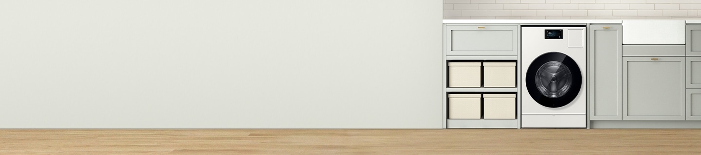 흰 벽 앞에 Bespoke AI 콤보가 있으며 왼쪽에는 액자와 오른쪽에는 베이지색 수납장이 있는