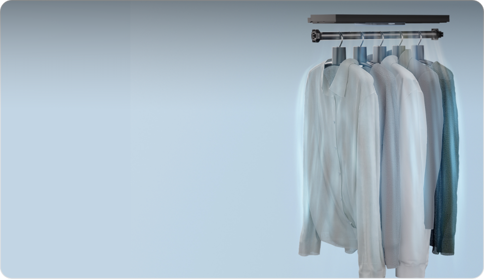 옷이 여러벌 걸려 있으며 듀얼에어워시&듀얼제트스팀 기능이 실행되고 있는