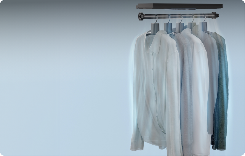 옷이 여러벌 걸려 있으며 듀얼에어워시&듀얼제트스팀 기능이 실행되고 있는