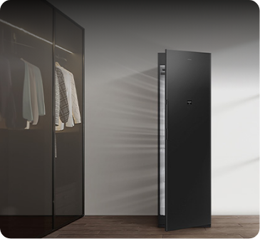 드레스룸에 에어드레서가 설치되어있으며 에어드레서가 열려있고 공간 제습 기능을 보여주는 모습