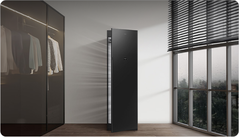 드레스룸에 에어드레서가 설치되어있으며 에어드레서가 열려있고 공간 제습 기능을 보여주는 모습