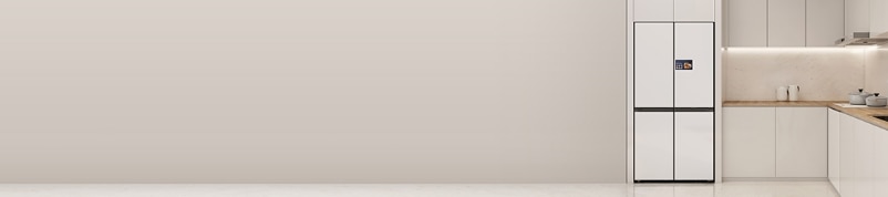 베이지 인테리어 주방에 BESPOKE AI 냉장고가 빌트인 되어있고, 우측에 싱크대가 있는