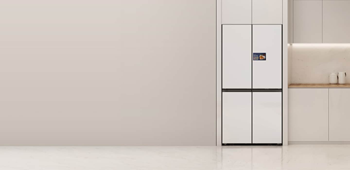 베이지 인테리어 주방에 BESPOKE AI 냉장고가 빌트인 되어있고, 우측에 싱크대가 있는