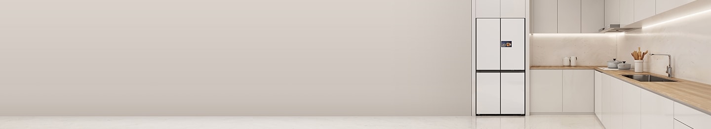 베이지 인테리어 주방에 BESPOKE AI 냉장고가 빌트인 되어있고, 우측에 싱크대가 있는