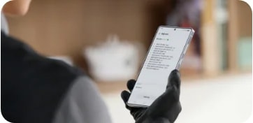 기사가 핸드폰으로 진단하고 있는