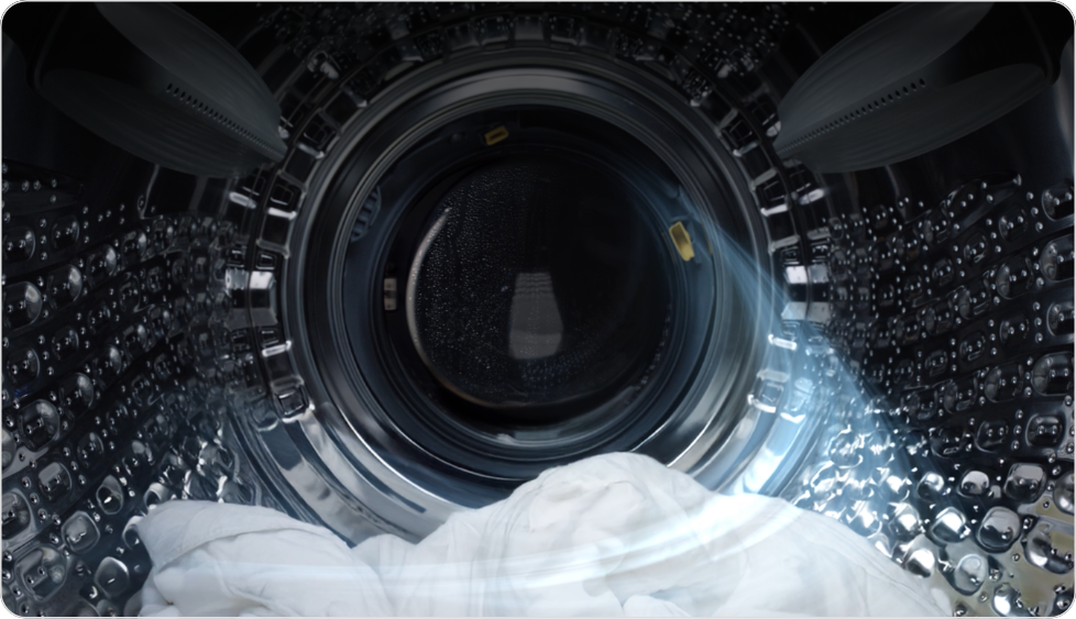 세탁기 문이 열려있고 바람이 들어오는 세탁기 안의 모습