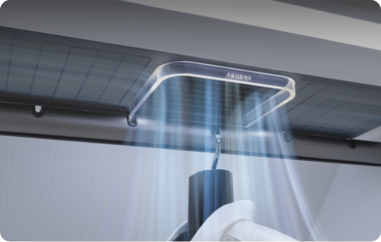 에어드레서 안에 셔츠 한 벌이 걸려있으며 주름집중케어 기능이 실행되고 있는