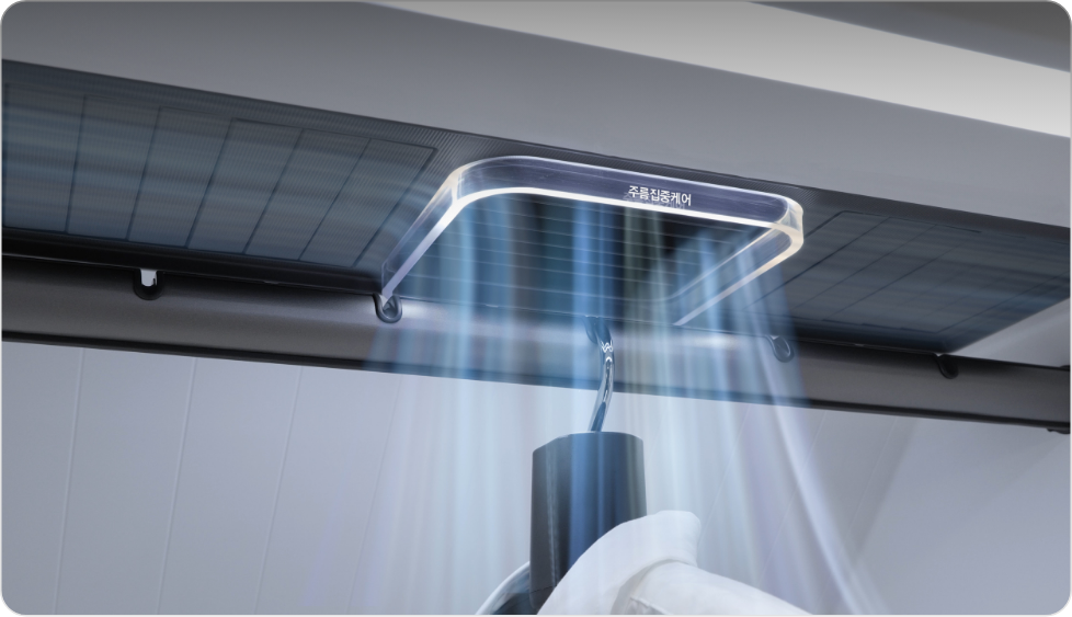 에어드레서 안에 셔츠 한 벌이 걸려있으며 주름집중케어 기능이 실행되고 있는