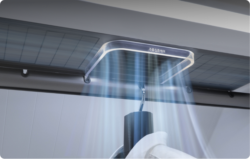 에어드레서 안에 셔츠 한 벌이 걸려있으며 주름집중케어 기능이 실행되고 있는