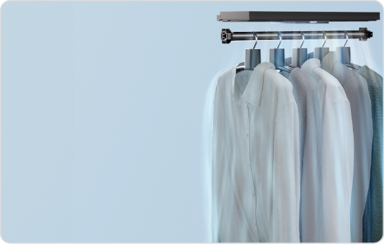 옷이 여러벌 걸려 있으며 듀얼에어워시&듀얼제트스팀 기능이 실행되고 있는