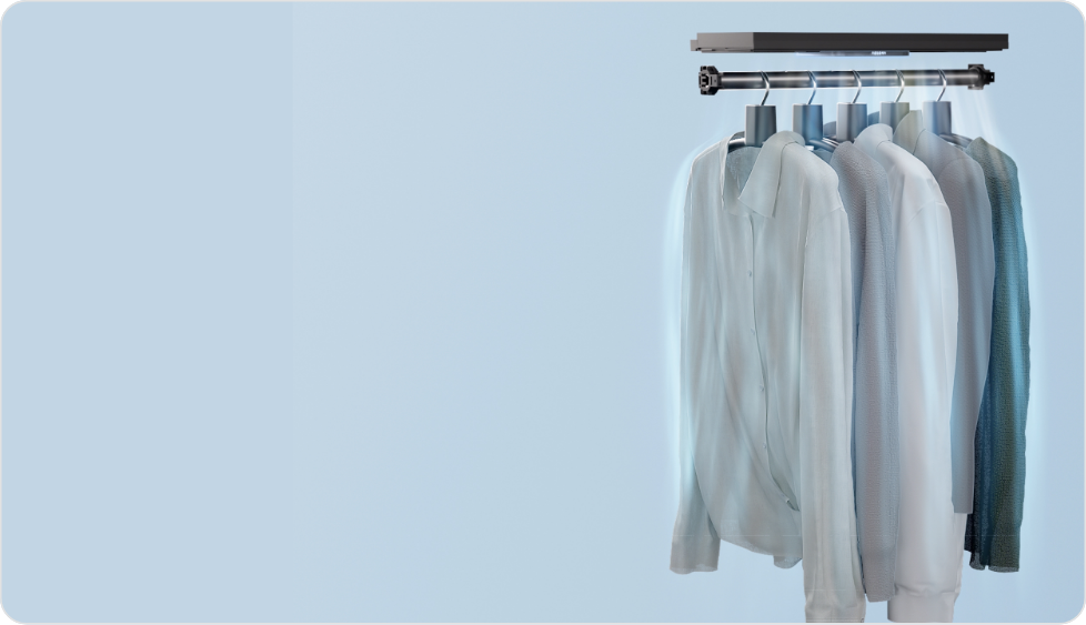 옷이 여러벌 걸려 있으며 듀얼에어워시&듀얼제트스팀 기능이 실행되고 있는