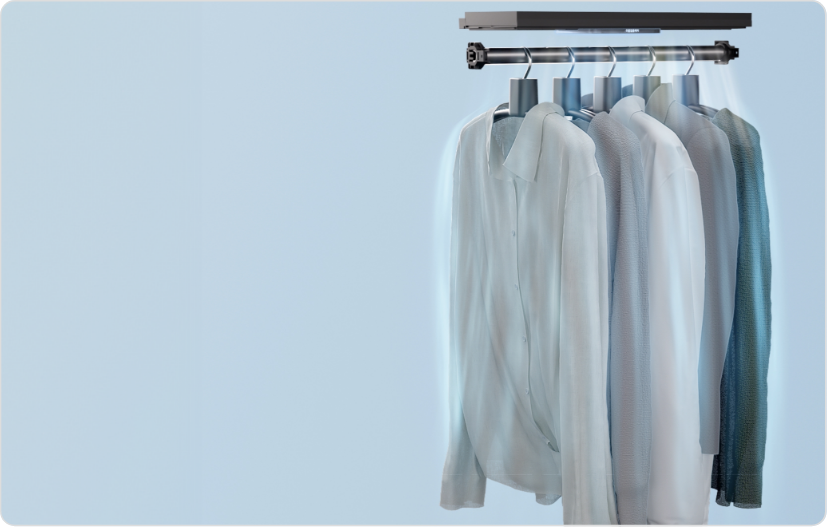 옷이 여러벌 걸려 있으며 듀얼에어워시&듀얼제트스팀 기능이 실행되고 있는