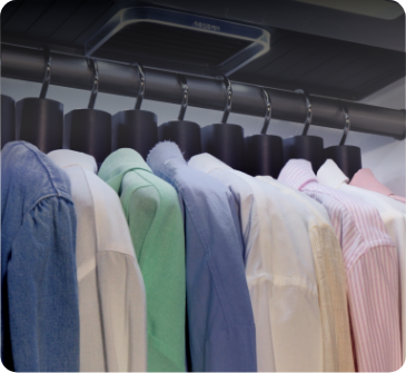 에어드레서에 옷이 9벌 걸려있는 모습