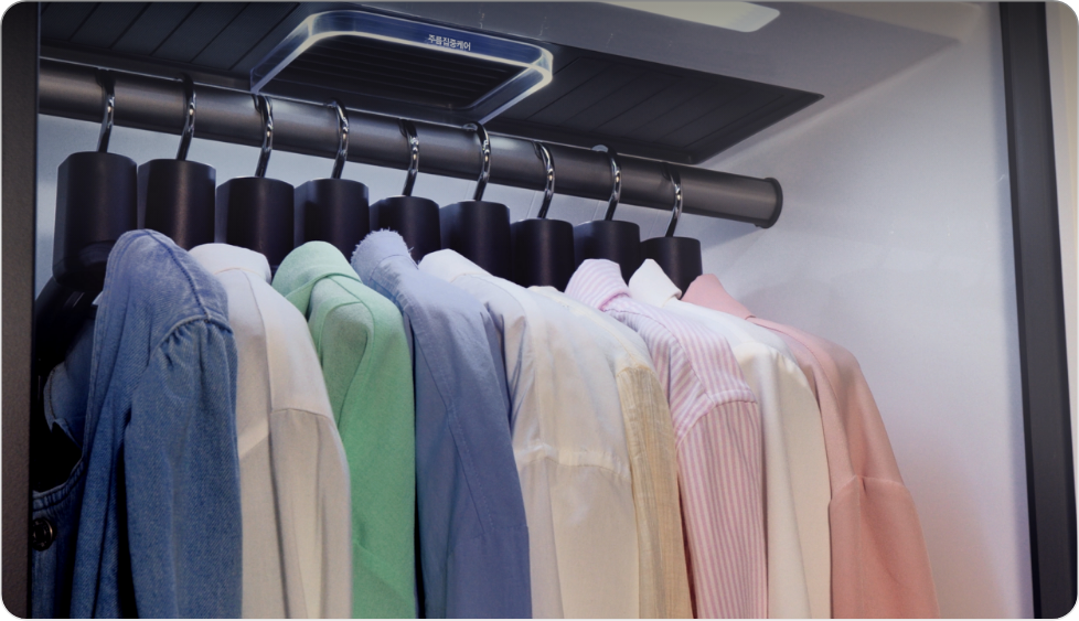 에어드레서에 옷이 9벌 걸려있는 모습