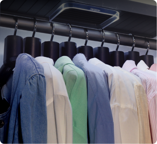 에어드레서에 옷이 9벌 걸려있는 모습