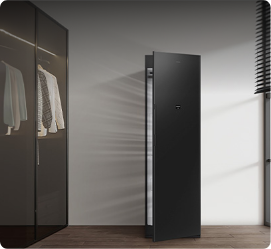 드레스룸에 에어드레서가 설치되어있으며 에어드레서가 열려있고 공간 제습 기능을 보여주는 모습