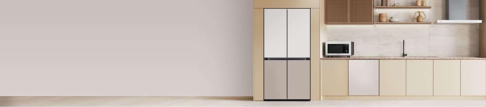 베이지색 대리석 바닥과 벽에 우드톤의 맞춤장과 키친핏 냉장고, 싱크장 안에 빌트인 식기세척기 신제품과 전자레인지 화이트 컬러가 놓여 있고, 라탄 재질의 장과 우드 벽선반에 나무로된 오브제와 도자기와 환풍기가 있는