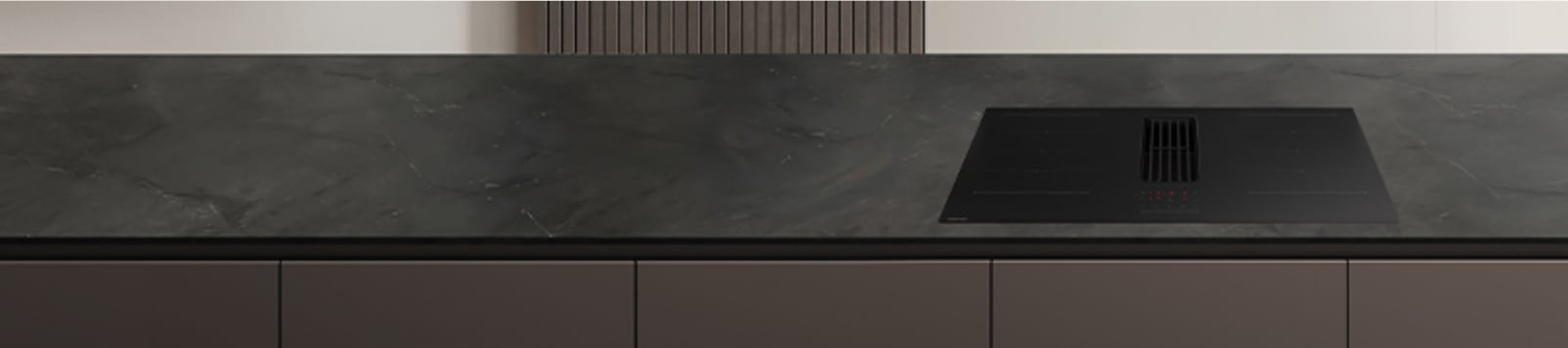 베이지색 대리석 바닥과 벽에 우드톤의 맞춤장과 키친핏 냉장고, 싱크장 안에 빌트인 식기세척기 신제품과 전자레인지 화이트 컬러가 놓여 있고, 라탄 재질의 장과 우드 벽선반에 나무로된 오브제와 도자기와 환풍기가 있는