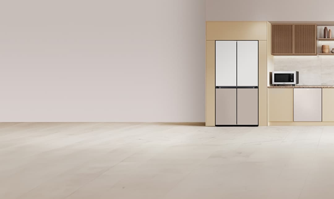 베이지색 대리석 바닥과 벽에 우드톤의 맞춤장과 키친핏 냉장고, 싱크장 안에 빌트인 식기세척기 신제품과 전자레인지 화이트 컬러가 놓여 있고, 라탄 재질의 장과 우드 벽선반에 나무로된 오브제와 도자기와 환풍기가 있는