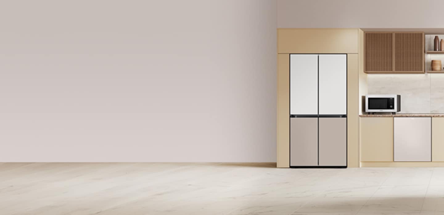 베이지색 대리석 바닥과 벽에 우드톤의 맞춤장과 키친핏 냉장고, 싱크장 안에 빌트인 식기세척기 신제품과 전자레인지 화이트 컬러가 놓여 있고, 라탄 재질의 장과 우드 벽선반에 나무로된 오브제와 도자기와 환풍기가 있는