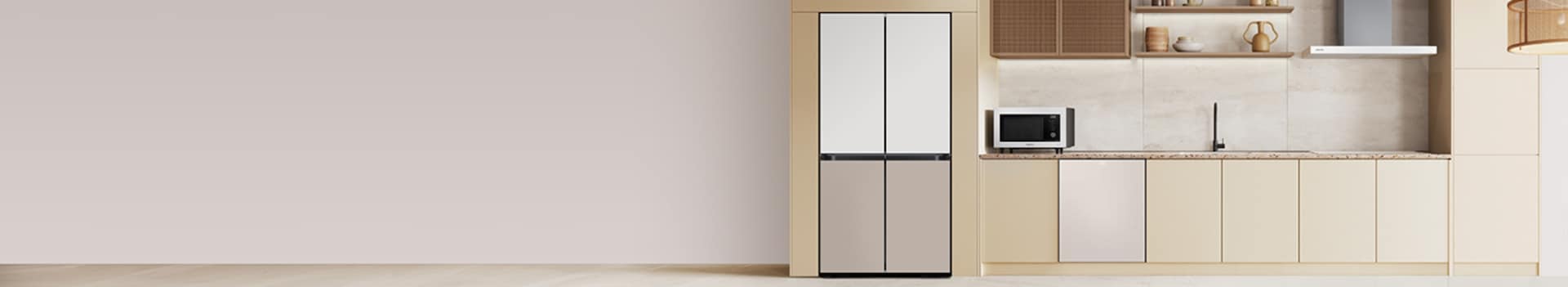 베이지색 대리석 바닥과 벽에 우드톤의 맞춤장과 키친핏 냉장고, 싱크장 안에 빌트인 식기세척기 신제품과 전자레인지 화이트 컬러가 놓여 있고, 라탄 재질의 장과 우드 벽선반에 나무로된 오브제와 도자기와 환풍기가 있는