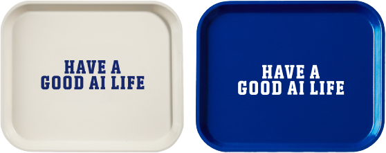 나이스웨더와 협업한 트레이가 2개 있다. 왼쪽에는 흰색의 트레이에 파란색으로 'HAVE A GOOD AI LIFE'가 영문으로 적혀있다. 오른쪽에는 파란색의 트레이에 흰색으로 'HAVE A GOOD AI LIFE'가 영문으로 적혀있다.