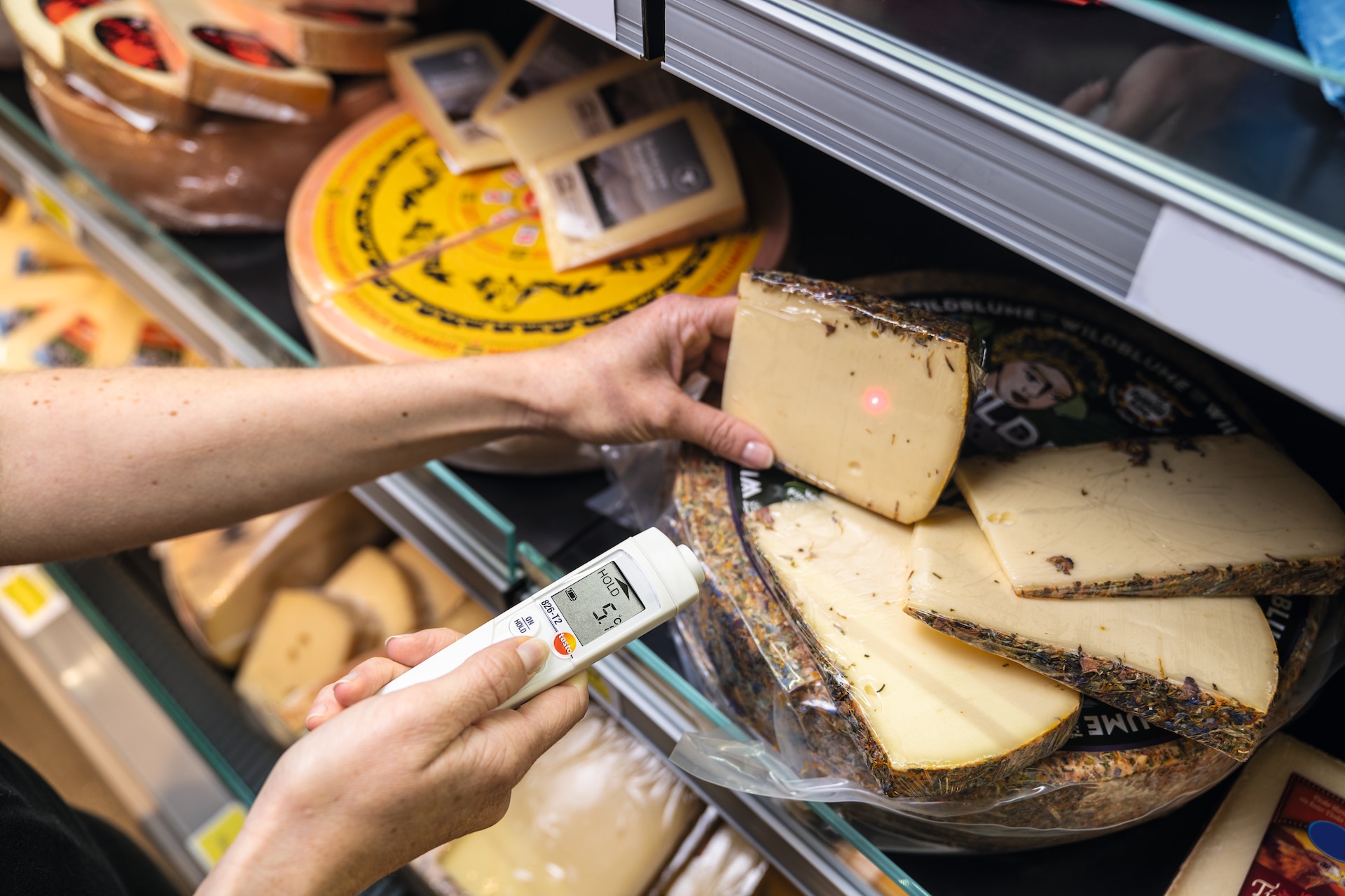 식품용 적외선 온도계 826 T2 실사용 사례 3번째 이미지