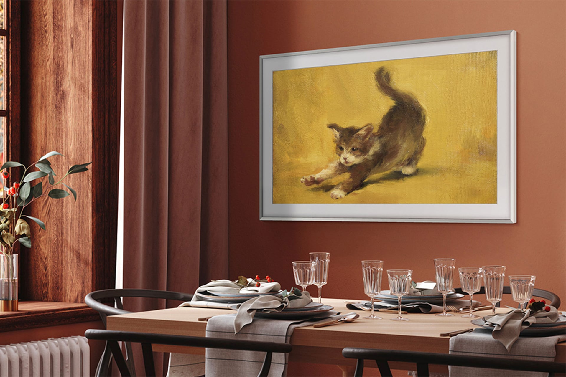 TV 앞 탁자 위에 많은 그릇과 컵이 있고 스크린 안에는 고양이 그림을 보입니다.