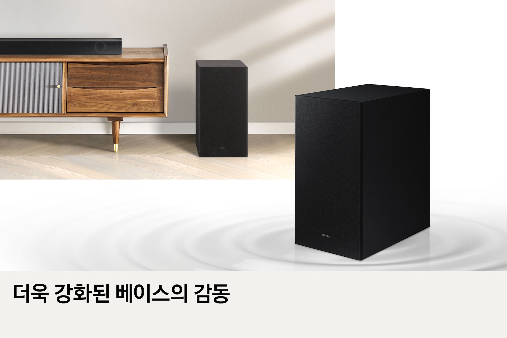 더욱 강화된 베이스의 감동 강력한 서브우퍼 HW-B650/KR 정면과 좌측 45도 보입니다.