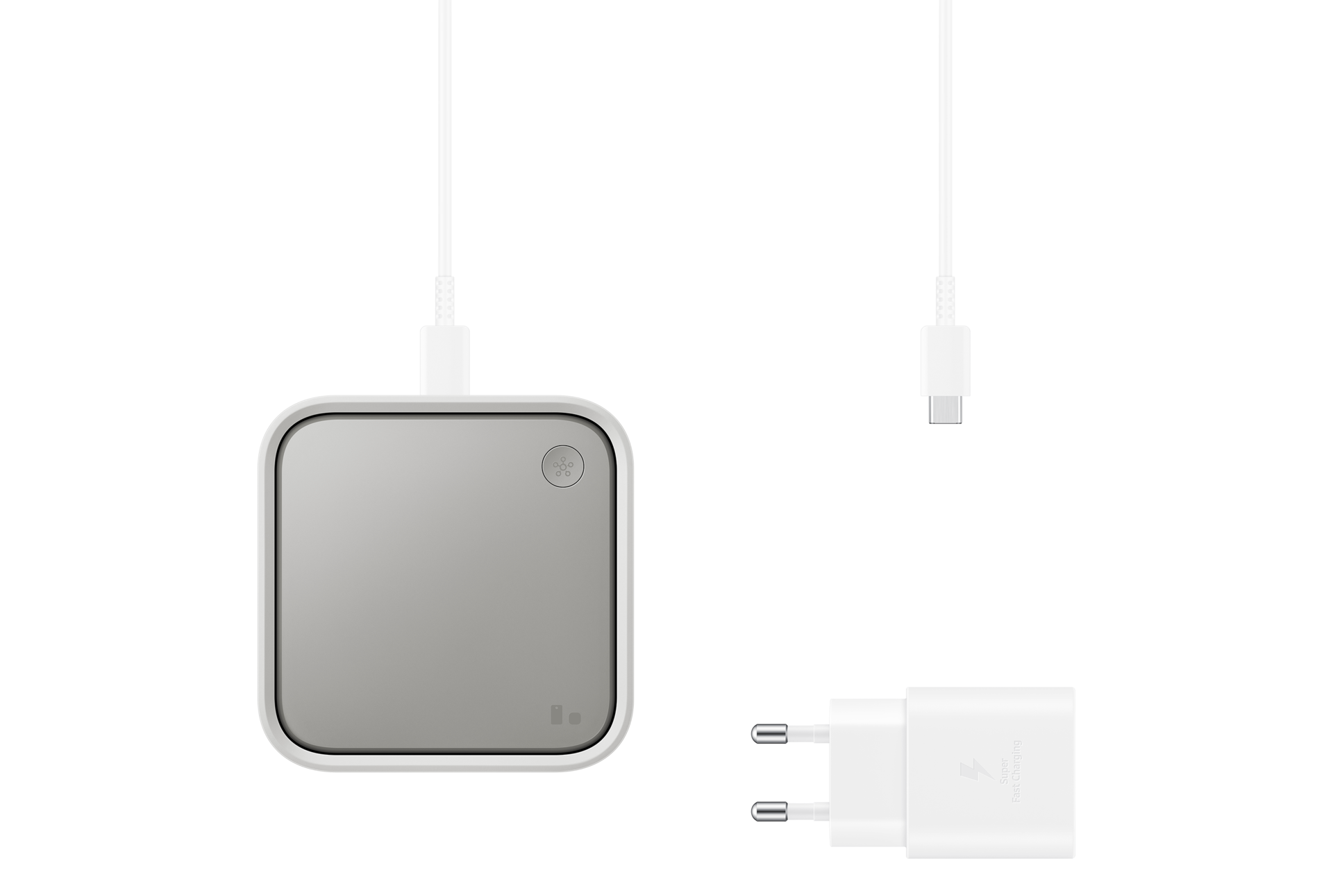 스마트싱스 스테이션 화이트 제품 USB 선과 어댑터가 같이 있는 이미지