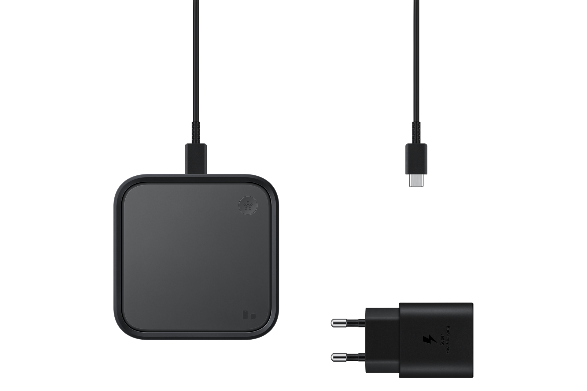 스마트싱스 스테이션 블랙 제품 USB 선과 어댑터가 같이 있는 이미지