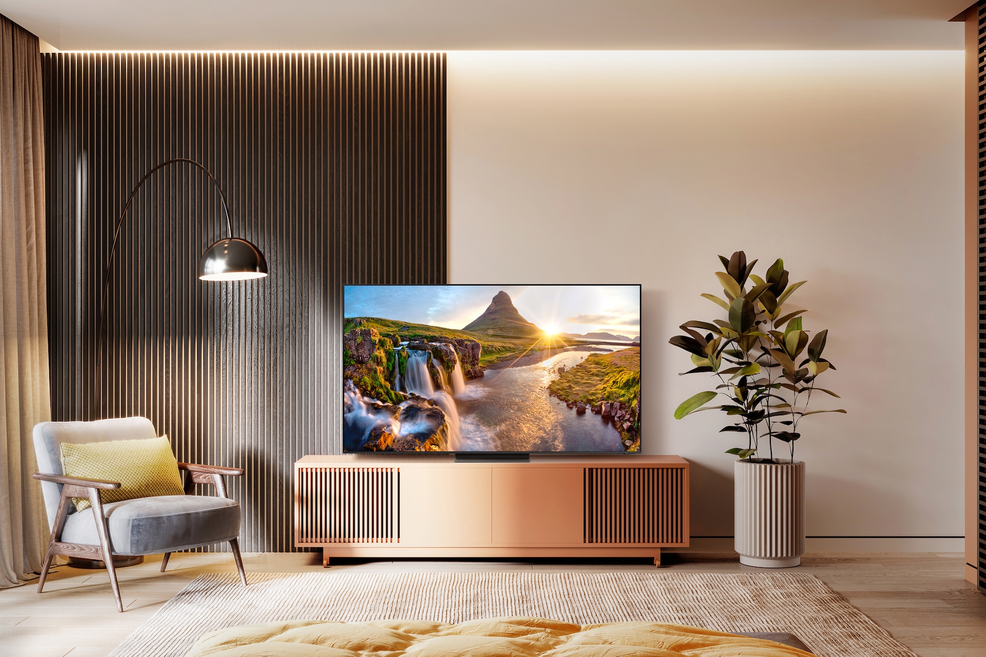 KQ75QC65AFXKR의 넓은 브라운 계열의 거실에 화초와 스탠드 전등이  놓여져 있고 가운데 서랍장 위에 폭포가 흐르는 TV화면의 라이프스타일컷