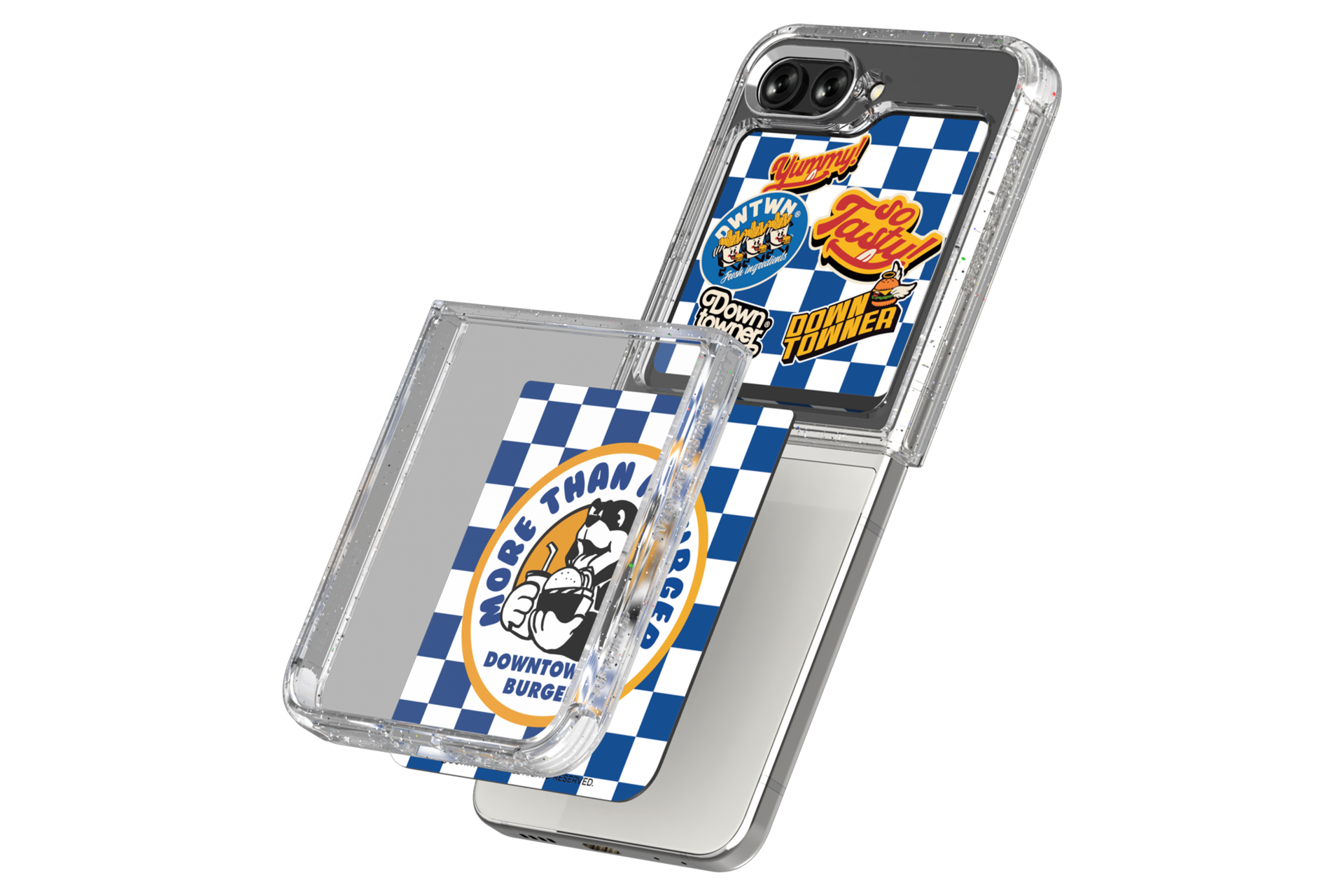 갤럭시 Z 플립5 다운타우너 플립수트 카드 (1매) (블루) 제품을 갤럭시 Z 플립에 장착하는 왼쪽 회전 이미지 