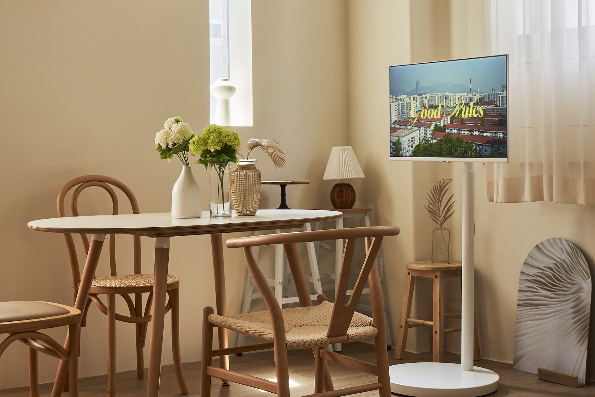 스마트 모니터 스탠드 라이프 스타일 이미지컷 1 티테이블 옆 모니터와 무빙스탠드 결합 이미지