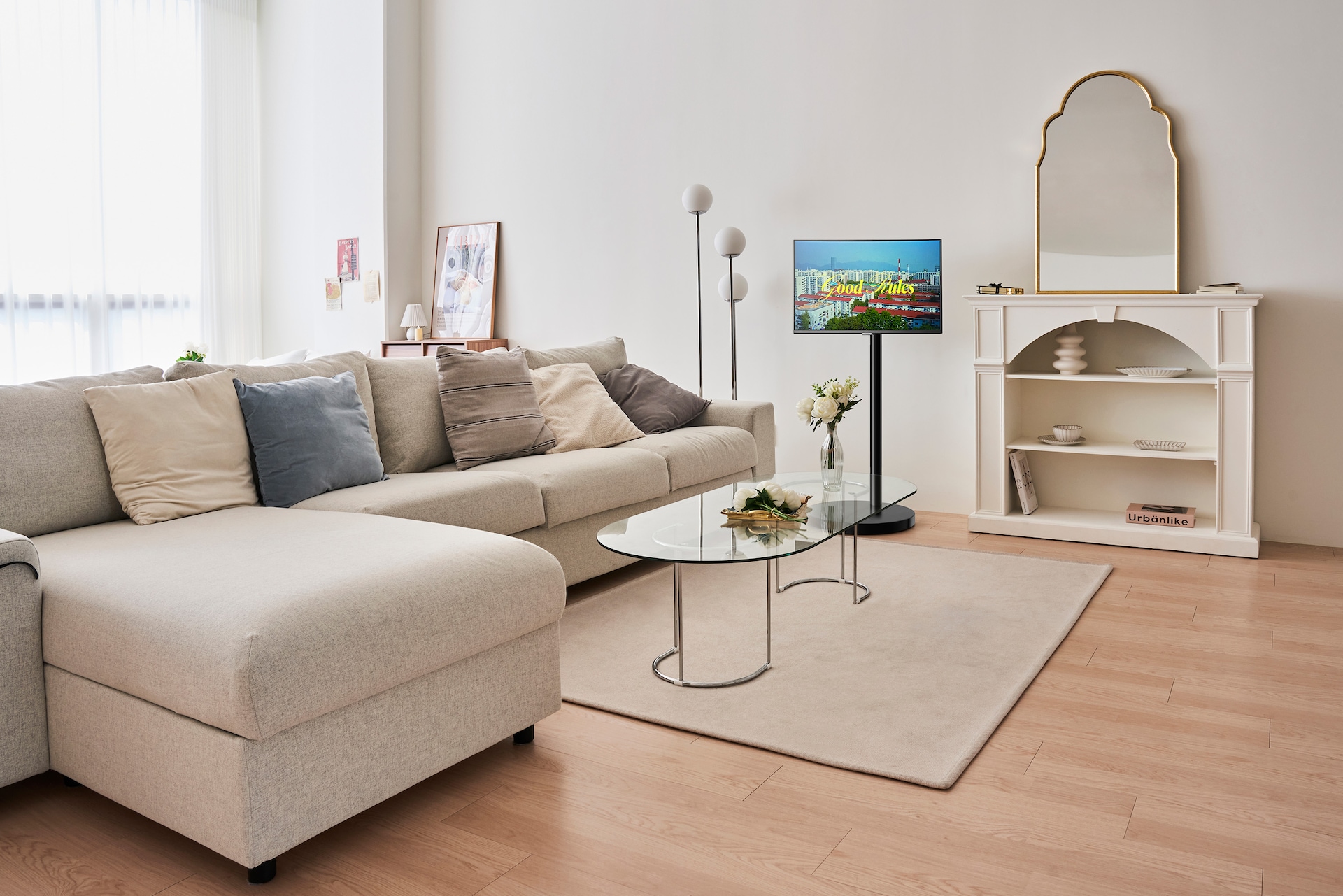 무빙 스탠드 블랙 (선반 거치대 포함) 인테리어컷 소파 옆의 모니터와 무빙스탠드 결합 이미지