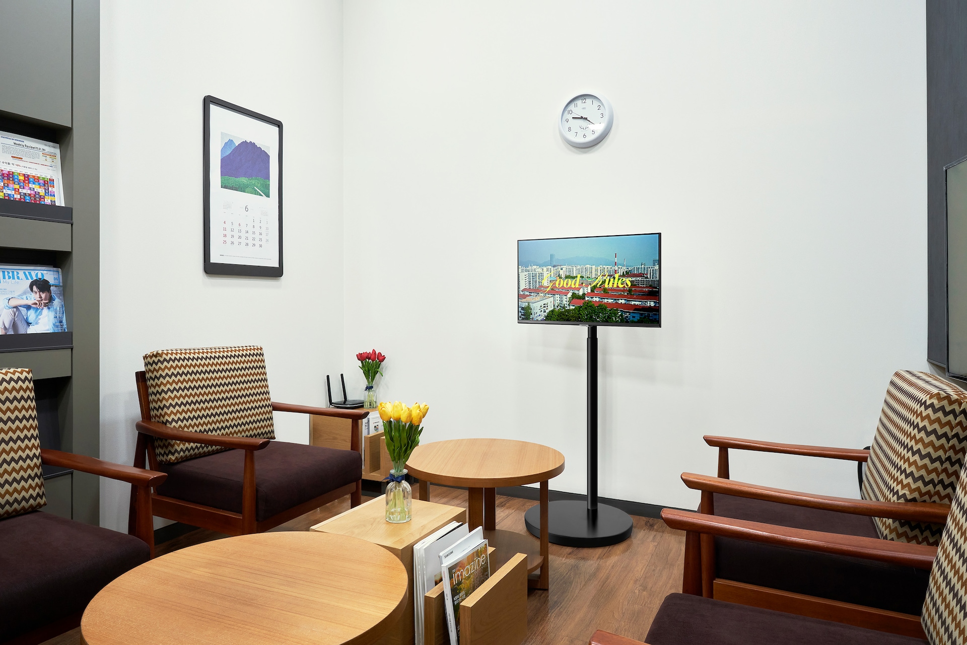 무빙 스탠드 블랙 (선반 거치대 포함) 인테리어컷 테이블 옆의 모니터와 무빙스탠드 결합 이미지