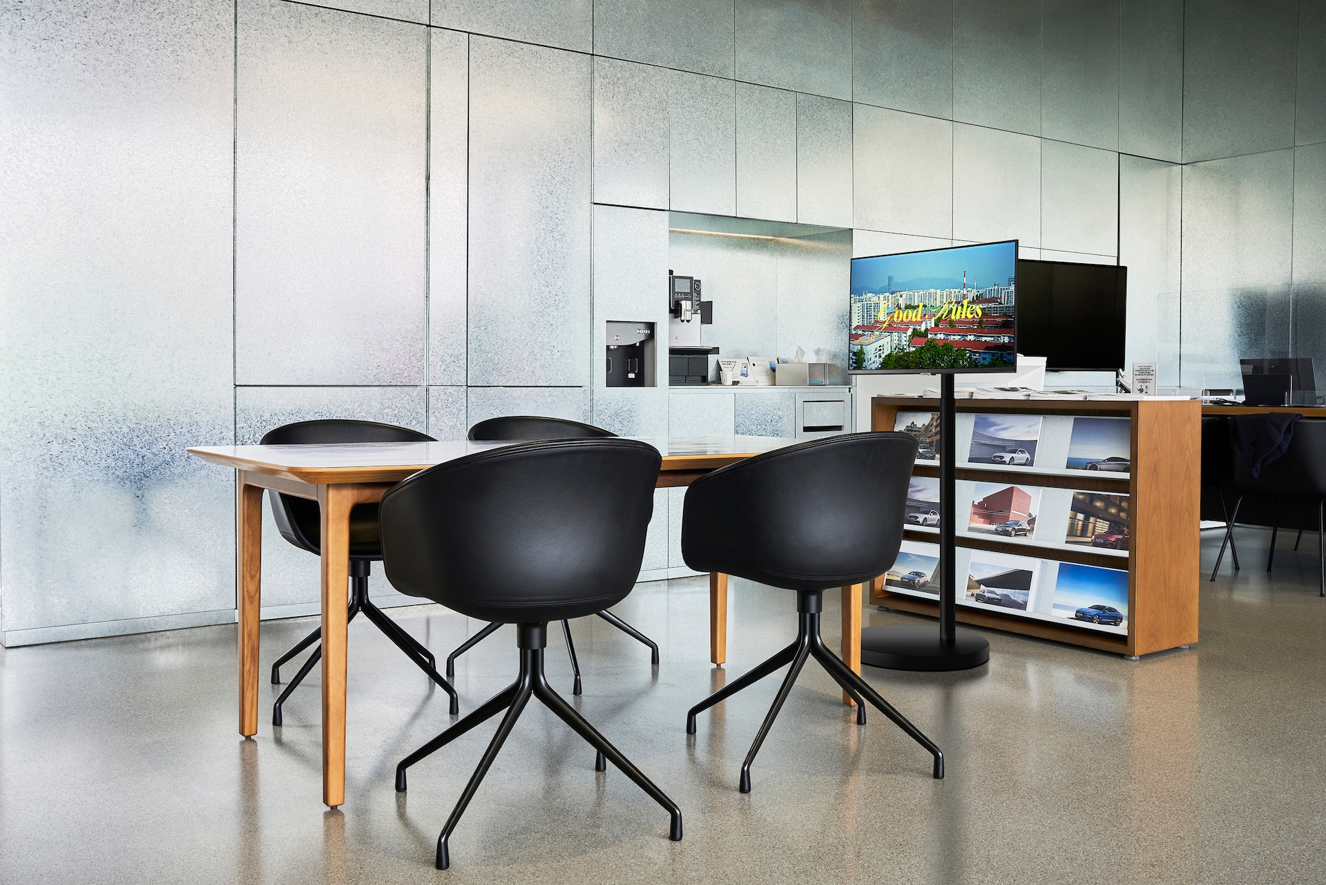 무빙 스탠드 블랙 (선반 거치대 포함) 인테리어컷 회의실 테이블 옆 모니터와 무빙스탠드 결합 이미지