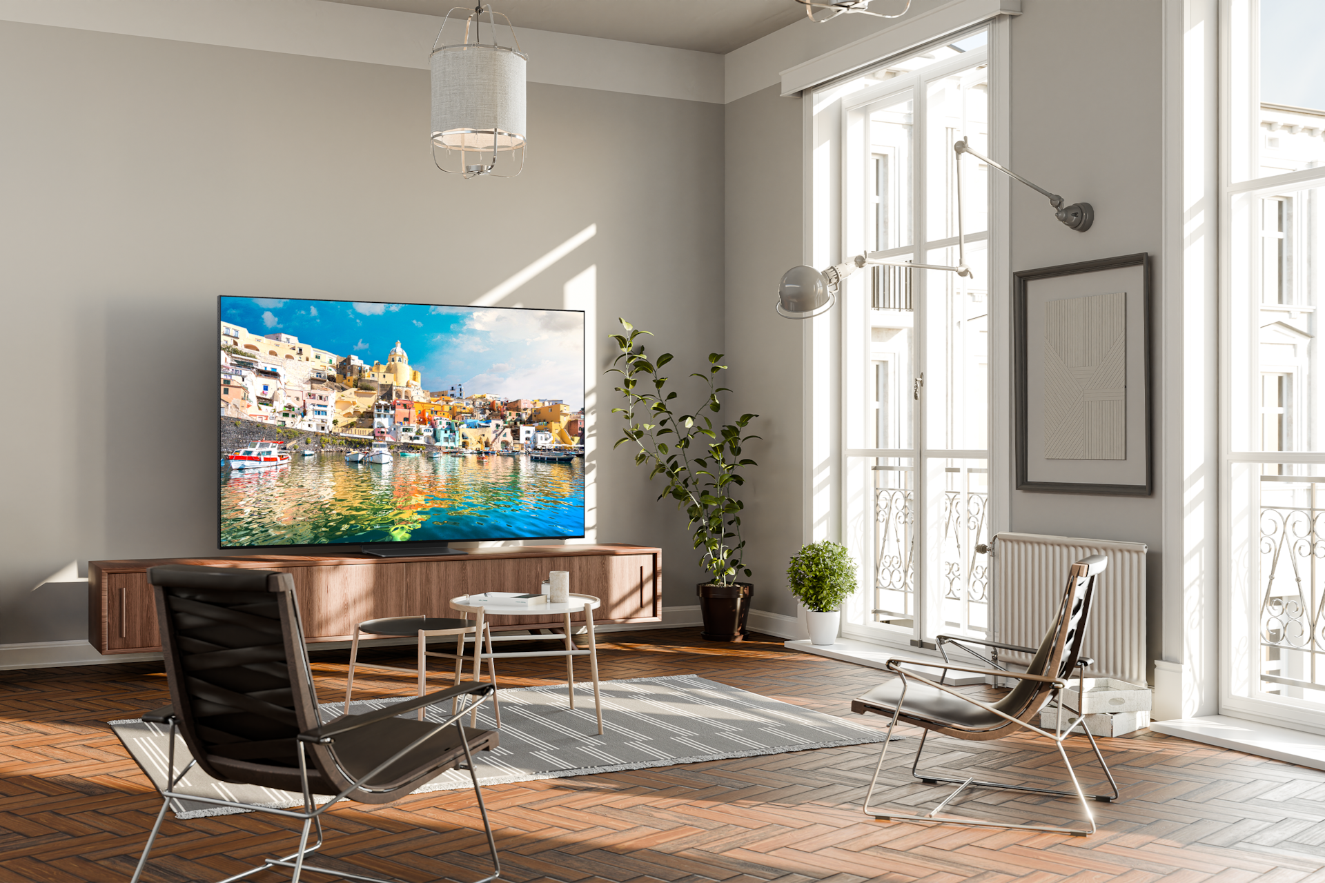 장식장 위에 TV가 설치되어 있으며, 화면에는 명화가 보입니다. 장식장 오른쪽에는 화분들과 창이 있습니다. 장식장 앞에는 테이블과 의자들이 있는 라이프스타일 컷입니다. 