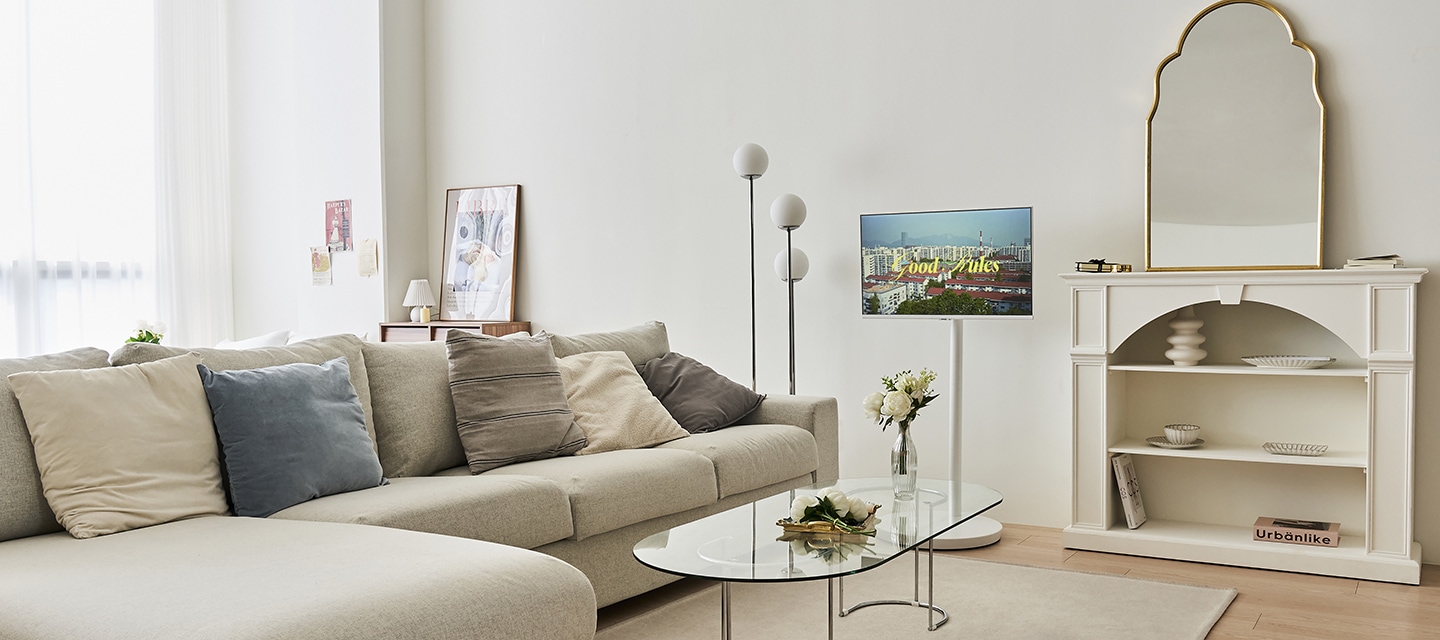 무빙 스탠드 화이트 인테리어컷 소파 옆에 무빙스탠드와 모니터의 결합이미지