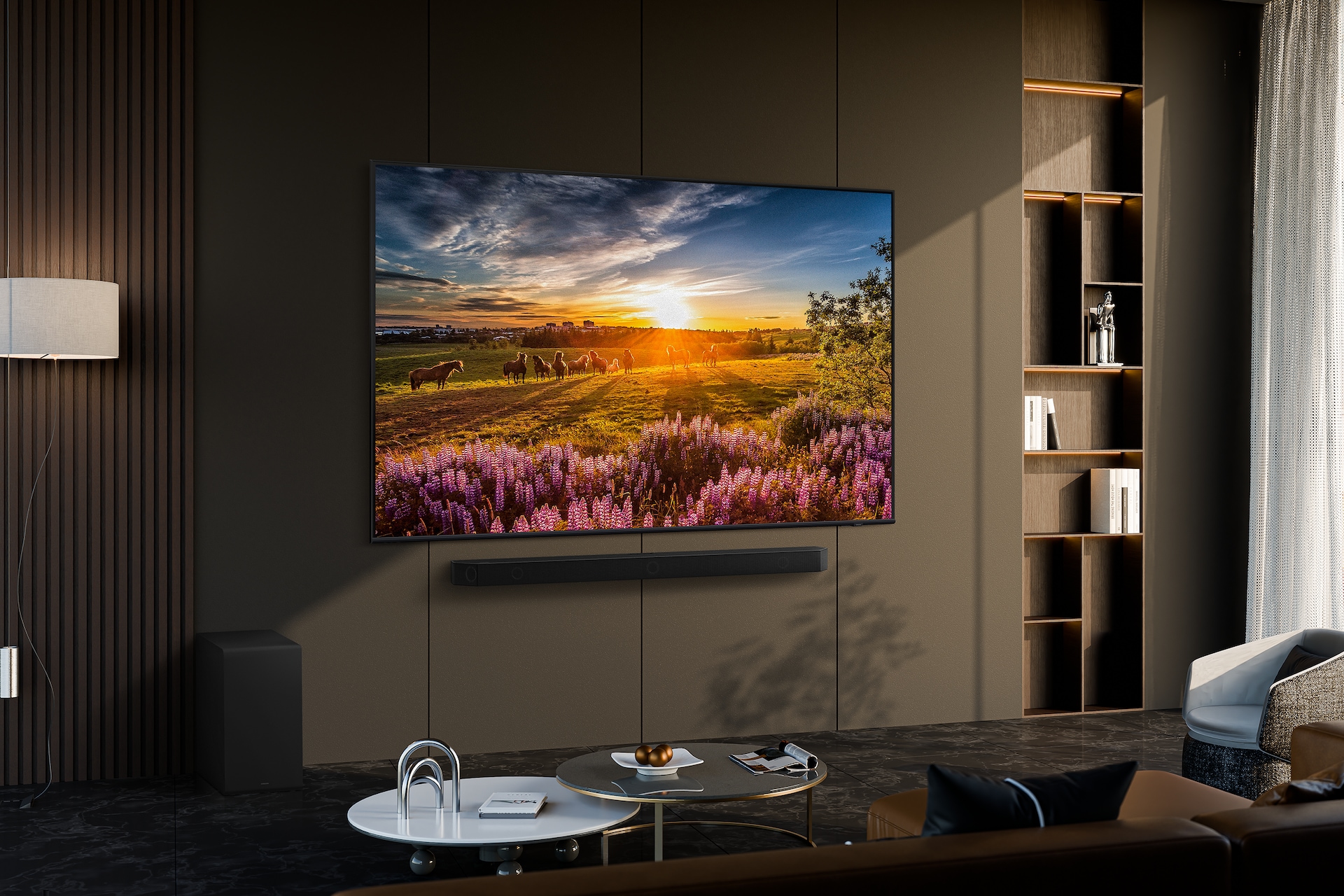 2024 QLED 4K QD65 (214 cm) 라이프스타일컷으로 어두운 갈색톤 인테리어의 거실 벽면에 2024 QLED 4K QD65 (214 cm)가 벽걸이형으로 설치되어 있는 모습입니다.