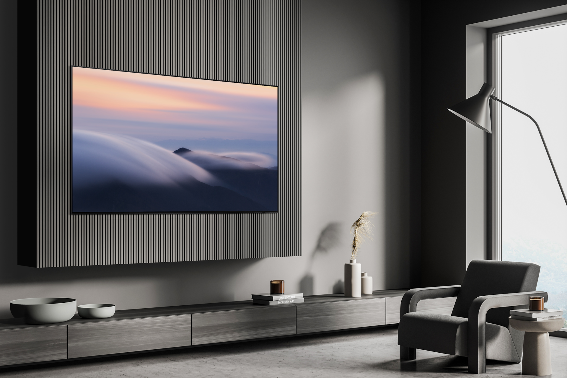 2024 OLED SD90 (122 cm)의  라이프스타일컷으로 벽에 TV가 설치되어 있으며, 화면에는 구름 속에 산 꼭대기가 보입니다. TV 하단에는 장식장이 있으며 그 위에 화분과 그릇들이 있습니다. 장식작 앞에는 1인용 소파가 있으며 그 뒤에는 조명이 있는 라이프스타일 컷입니다. 