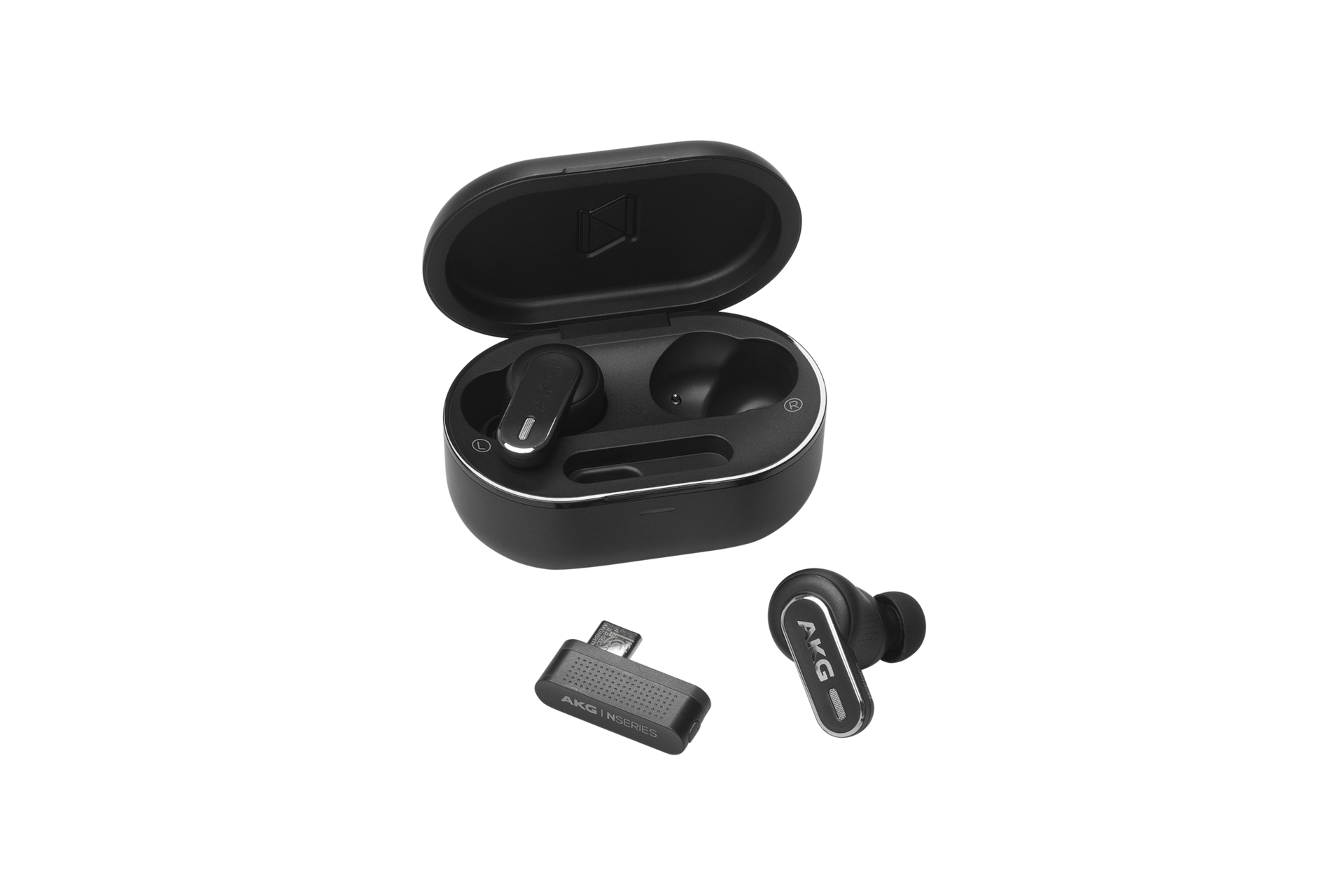 AKG N5 하이브리드 노이즈 캔슬링 무선 이어폰 블랙 뚜껑 오픈. 동글 & 이어폰 1개가 본체 앞에 놓여 있는 이미지