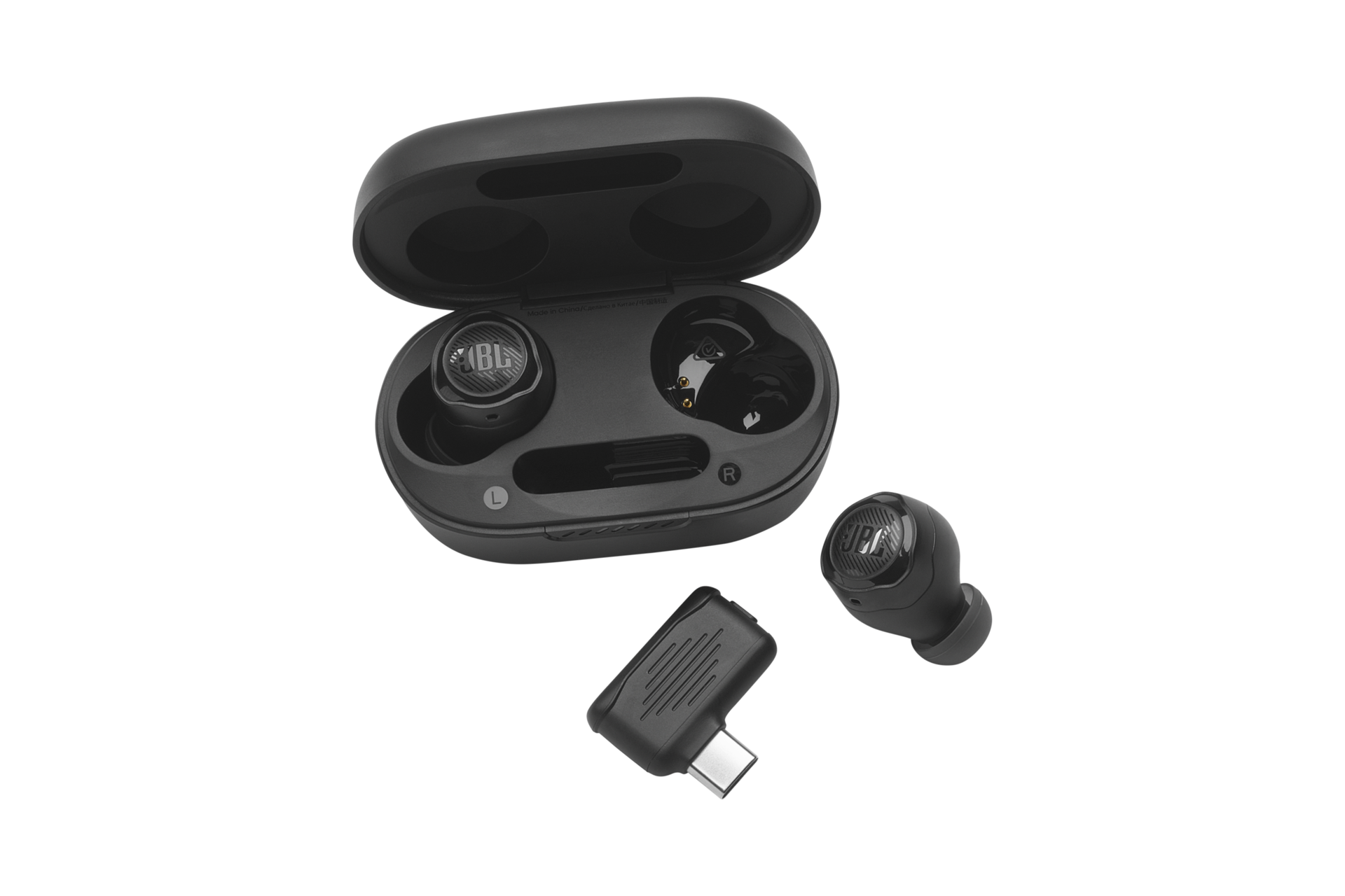 JBL QUANTUM TWS AIR 무선 게이밍 이어폰 케이스는 열려 있으며,오른쪽 이어폰과 동글이 밖으로 나와 있는 이미지