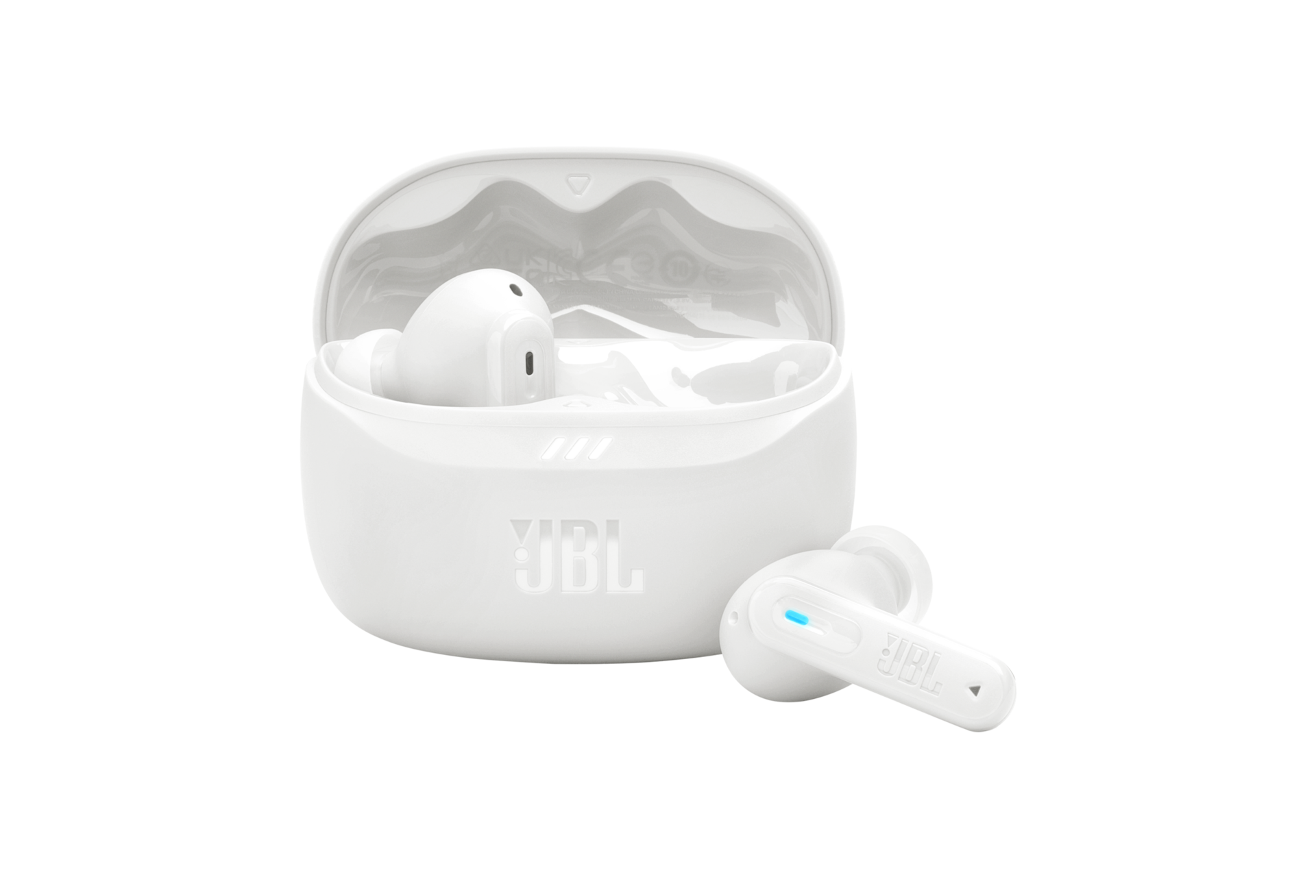 JBL TUNE BEAM 2 어댑티브 노이즈 캔슬링 무선 이어폰 화이트 케이스가 열려 있으머 우측 이어폰이 케이스 밖으로 나와 있는 이미지